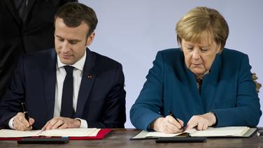 Präsident Emmanuel Macron und Bundeskanzlerin Merkel unterzeichnen in Aachen den neuen Freundschaftsvertrag